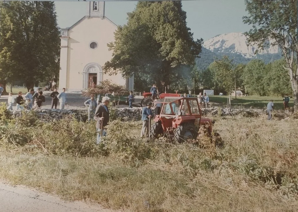 Uređenje okoliša crkve u Baškim Oštarijama, 1990.